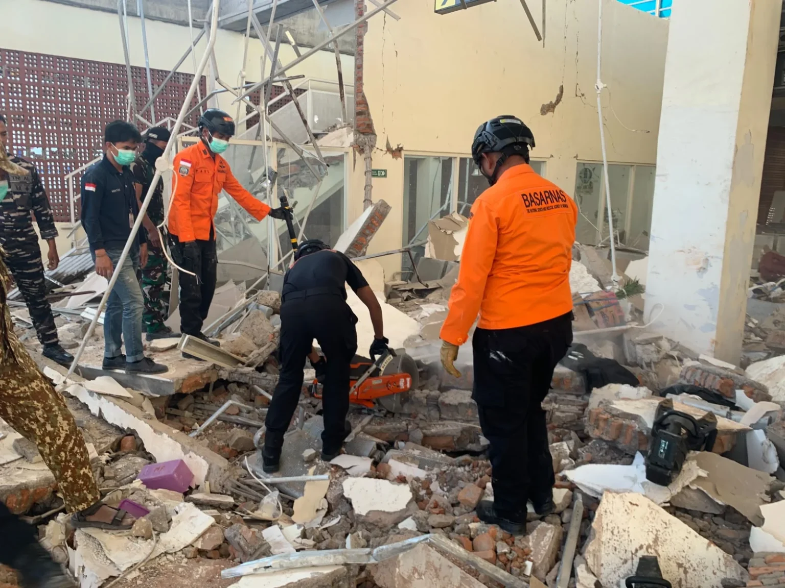 Tim SAR Gabungan evakuasi korban gempa NTT yang tertimpa bangunan. (Sumber: Tim SAR Maumere NTT)
