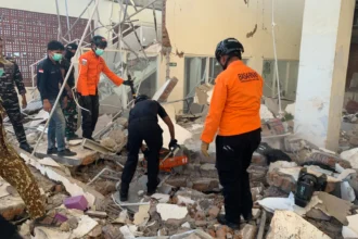 Tim SAR Gabungan evakuasi korban gempa NTT yang tertimpa bangunan. (Sumber: Tim SAR Maumere NTT)