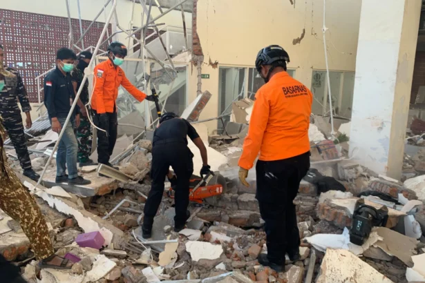 Tim SAR Gabungan evakuasi korban gempa NTT yang tertimpa bangunan. (Sumber: Tim SAR Maumere NTT)