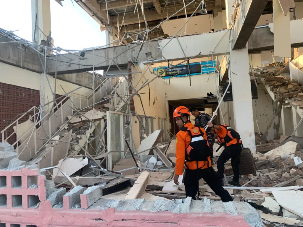Tim SAR Evakuasi Korban Gempa Bumi 7,7 Magnitudo di NTT. (Sumber: Tim SAR Maumere NTT)
