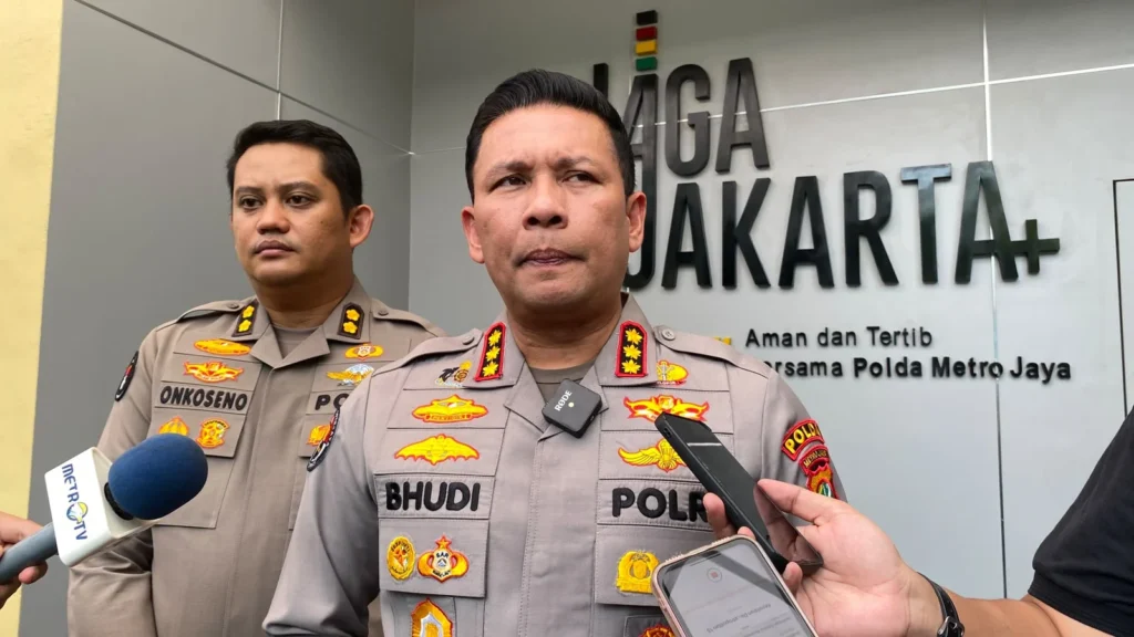 Kabid Humas Polda Metro Jaya Kombes Budi Hermanto menjelaskan pemblokiran rekening koordinator Aliansi Masyrakat Pati Bersatu (AMPB) Supriyono alias Botok. (Sumber: Istimewa)