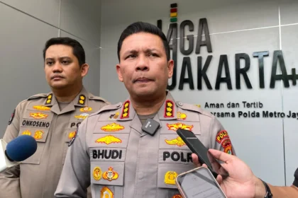 Kabid Humas Polda Metro Jaya Kombes Budi Hermanto menjelaskan pemblokiran rekening koordinator Aliansi Masyrakat Pati Bersatu (AMPB) Supriyono alias Botok. (Sumber: Istimewa)