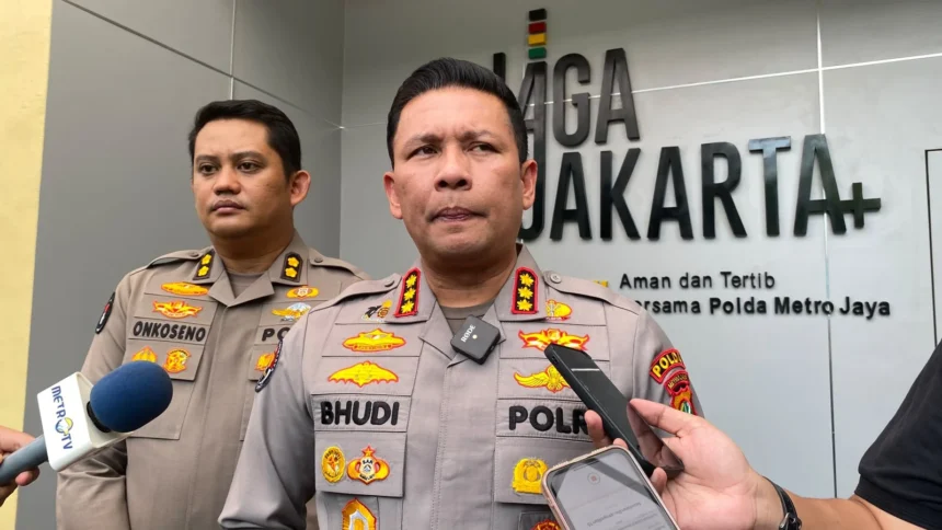 Kabid Humas Polda Metro Jaya Kombes Budi Hermanto menjelaskan pemblokiran rekening koordinator Aliansi Masyrakat Pati Bersatu (AMPB) Supriyono alias Botok. (Sumber: Istimewa)