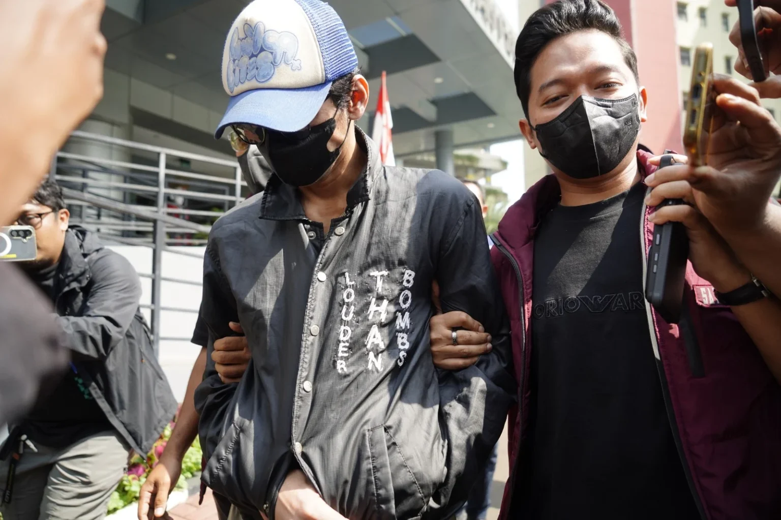 Aktor Revaldo Fifaldi menggunakan jaket hitam bertopi hendak menjalani tes kesehatan di Polres Metro Jakarta Barat.