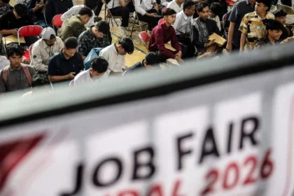 Pencari kerja antre saat mencari informasi lowongan pekerjaan pada kegiatan Job Fair Kendal 2026 di Kendal, Jawa Tengah.