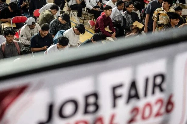 Pencari kerja antre saat mencari informasi lowongan pekerjaan pada kegiatan Job Fair Kendal 2026 di Kendal, Jawa Tengah.