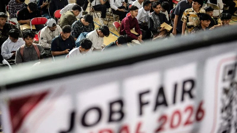 Pencari kerja antre saat mencari informasi lowongan pekerjaan pada kegiatan Job Fair Kendal 2026 di Kendal, Jawa Tengah.