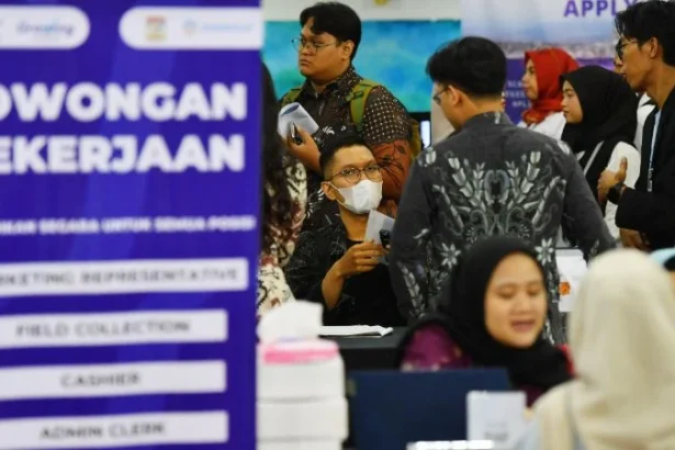 Pelamar kerja melakukan wawancara secara tatap muka pada bursa kerja bertajuk Job Market Fair 2026 di Balikpapan, Kalimantan Timur.