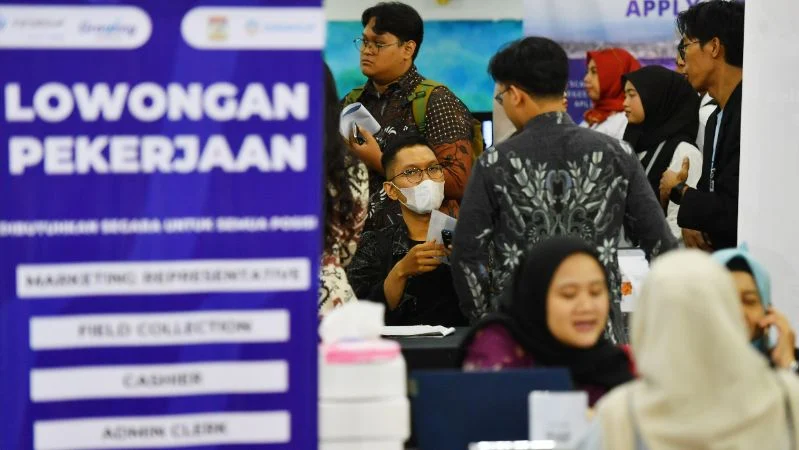 Pelamar kerja melakukan wawancara secara tatap muka pada bursa kerja bertajuk Job Market Fair 2026 di Balikpapan, Kalimantan Timur.