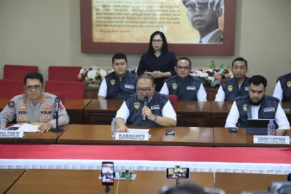 Kabag Ops Kortastipikor Polri Kombes Ahmad Yusuf Afandi (tengah) menjelaskan soal perkara korupsi.