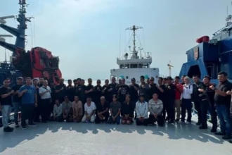 Tim Gabungan BNN mengamankan 10 awak kapal MV Ocean Porter yang mengangkut diduga narkoba cair jenis methamphetamine seberat kurang lebih 1,6 ton.