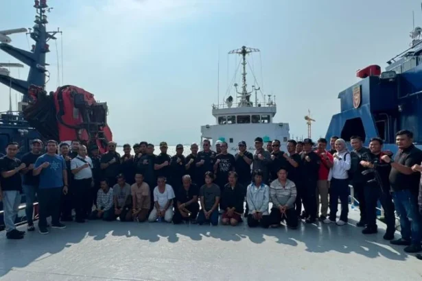 Tim Gabungan BNN mengamankan 10 awak kapal MV Ocean Porter yang mengangkut diduga narkoba cair jenis methamphetamine seberat kurang lebih 1,6 ton.