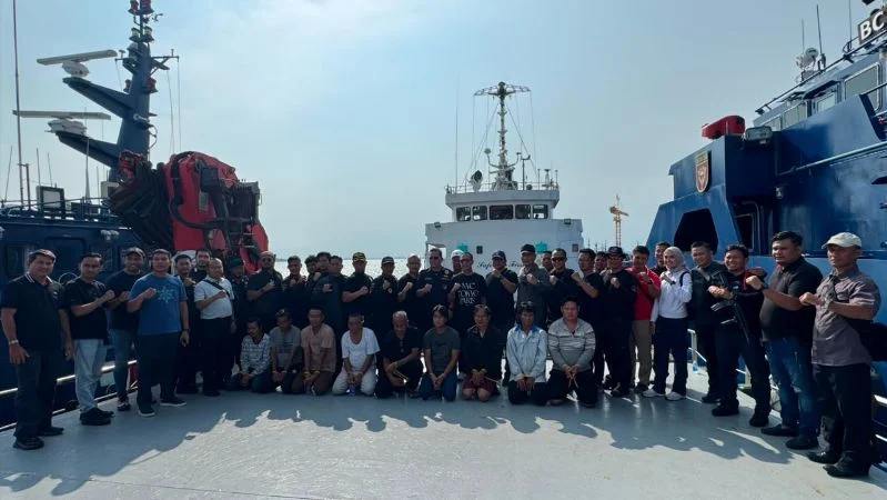 Tim Gabungan BNN mengamankan 10 awak kapal MV Ocean Porter yang mengangkut diduga narkoba cair jenis methamphetamine seberat kurang lebih 1,6 ton.