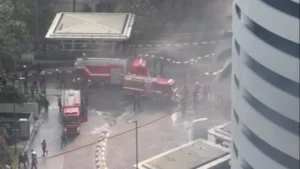 Petugas pemadam kebakaran di lokasi Hotell Pullman, Grogol Petamburan Jakbar.