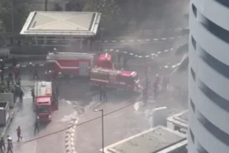 Petugas pemadam kebakaran di lokasi Hotell Pullman, Grogol Petamburan Jakbar.