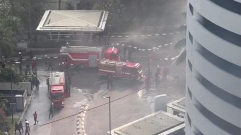 Petugas pemadam kebakaran di lokasi Hotell Pullman, Grogol Petamburan Jakbar.