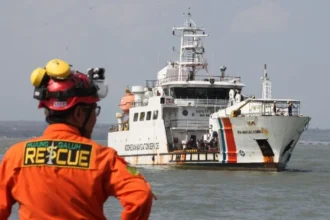 KN Masalembo bawa korban kebakaran kapal KM Mutiara Sentosa II di Dermaga Jamrud Utara, Pelabuhan Tanjung Perak, Surabaya, Jawa Timur.