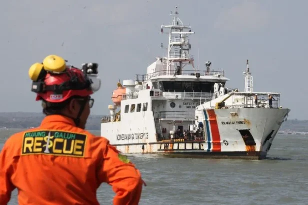 KN Masalembo bawa korban kebakaran kapal KM Mutiara Sentosa II di Dermaga Jamrud Utara, Pelabuhan Tanjung Perak, Surabaya, Jawa Timur.