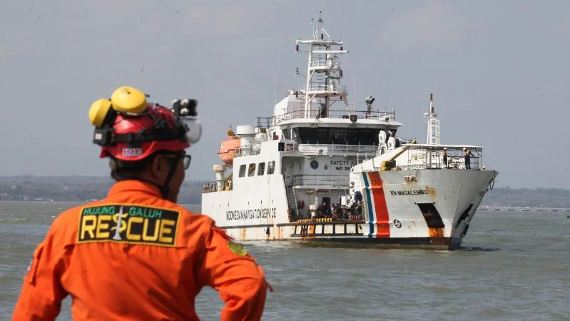 KN Masalembo bawa korban kebakaran kapal KM Mutiara Sentosa II di Dermaga Jamrud Utara, Pelabuhan Tanjung Perak, Surabaya, Jawa Timur.
