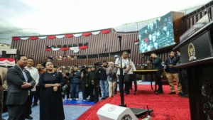 Ketua DPR Puan Maharani (kedua kiri) berbincang dengan Ketua DPD Sultan Bachtiar Najamudin (kiri) saat meninjau persiapan tempat sidang tahunan di Kompleks Parlemen, Senayan, Jakarta.
