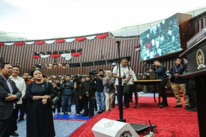 Ketua DPR Puan Maharani (kedua kiri) berbincang dengan Ketua DPD Sultan Bachtiar Najamudin (kiri) saat meninjau persiapan tempat sidang tahunan di Kompleks Parlemen, Senayan, Jakarta.