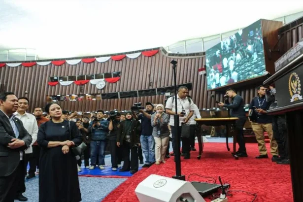 Ketua DPR Puan Maharani (kedua kiri) berbincang dengan Ketua DPD Sultan Bachtiar Najamudin (kiri) saat meninjau persiapan tempat sidang tahunan di Kompleks Parlemen, Senayan, Jakarta.
