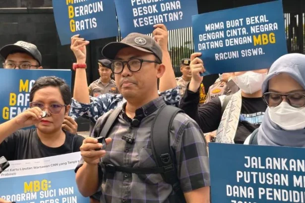 Kospi dan koalisi sipil gelar aksi di depan Gedung DPR, Senayan, Jakarta.