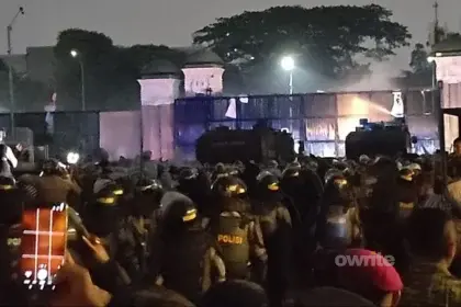 Kondisi ricuh di depan gedung DPR, Senayan, Jakarta.