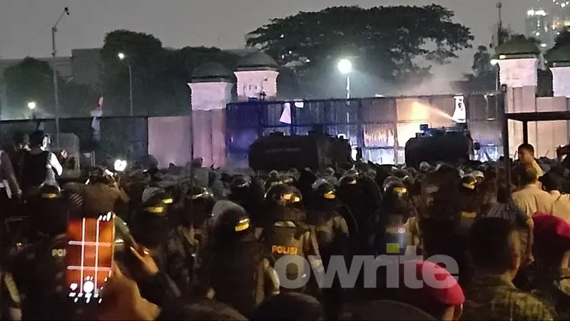 Kondisi ricuh di depan gedung DPR, Senayan, Jakarta.