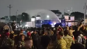 Kondisi ricuh di depan gedung DPR, Senayan, Jakarta. (Foto: Owrite/Rika Pangesti).