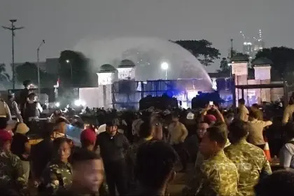 Kondisi ricuh di depan gedung DPR, Senayan, Jakarta. (Foto: Owrite/Rika Pangesti).