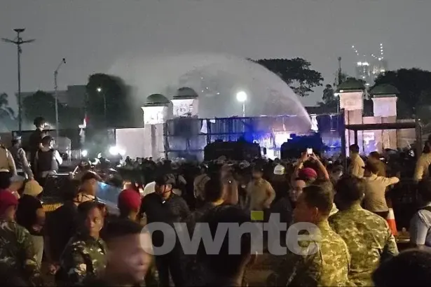 Kondisi ricuh di depan gedung DPR, Senayan, Jakarta. (Foto: Owrite/Rika Pangesti).