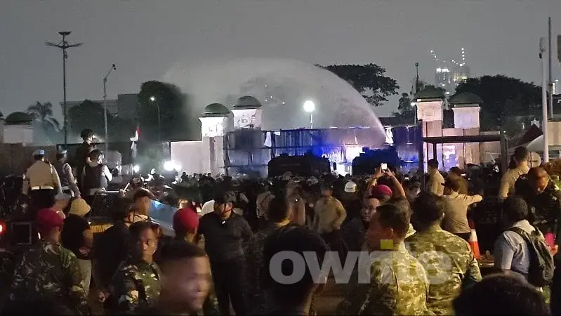 Kondisi ricuh di depan gedung DPR, Senayan, Jakarta. (Foto: Owrite/Rika Pangesti).