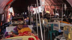 Sejumlah pasien menjalani perawatan di tenda darurat RSUD Aeramo, Kabupaten Nagekeo, NTT.