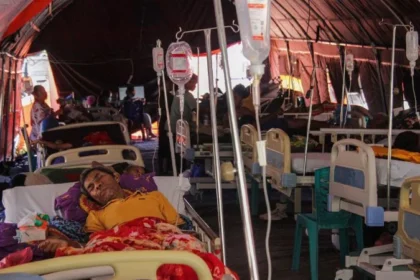 Sejumlah pasien menjalani perawatan di tenda darurat RSUD Aeramo, Kabupaten Nagekeo, NTT.