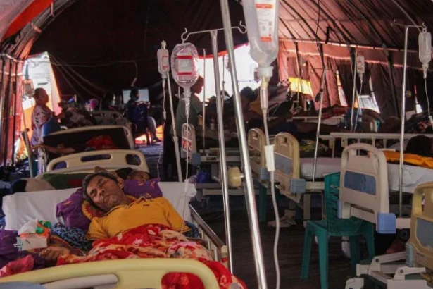 Sejumlah pasien menjalani perawatan di tenda darurat RSUD Aeramo, Kabupaten Nagekeo, NTT.