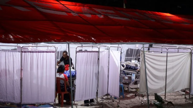 Warga berada di dekat anggota keluarganya yang terluka akibat gempa bumi di RSUD TC Hillers Maumere, Kabupaten Sikka, Nusa Tenggara Timur (NTT).