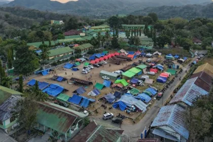 Posko pengungsian korban gempa bumi NTT di Lapangan Barangkolong, Reo, NTT.