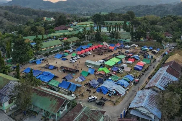 Posko pengungsian korban gempa bumi NTT di Lapangan Barangkolong, Reo, NTT.