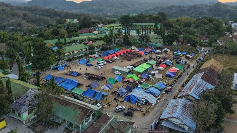 Posko pengungsian korban gempa bumi NTT di Lapangan Barangkolong, Reo, NTT.