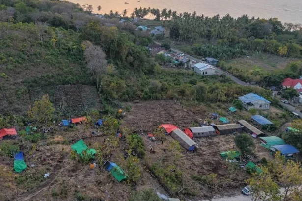 Tenda pengungsian korban gempa bumi di Nusa Tenggara Timur (NTT) di kawasan Ronting, Kabupaten Manggarai Timur.