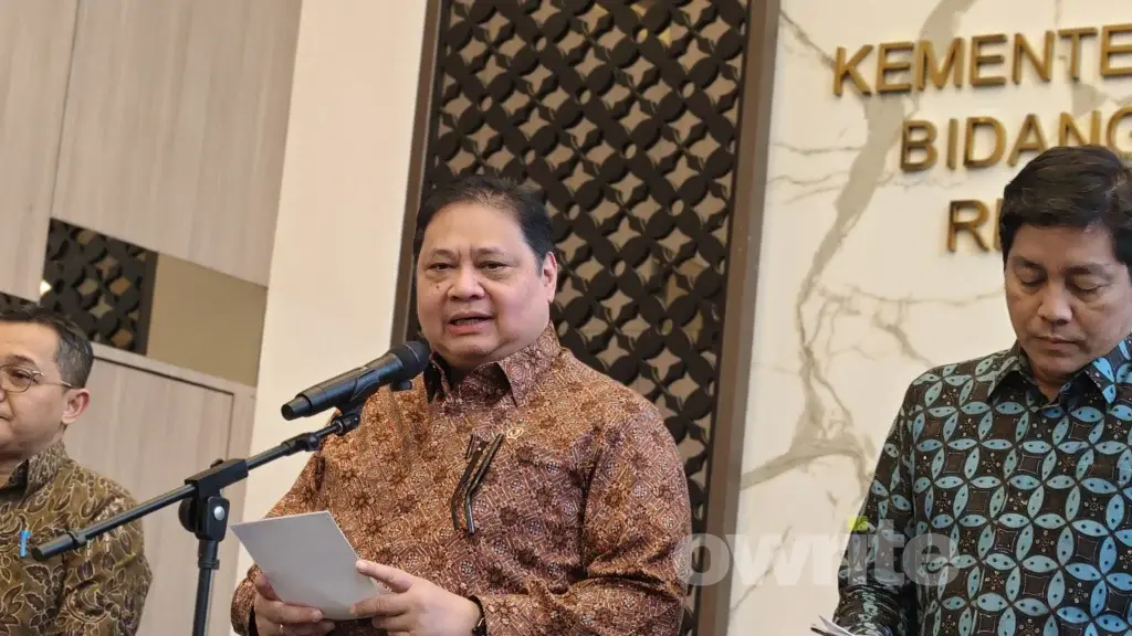 Menteri Koordinator Bidang Perekonomian Airlangga Hartarto konpres di kantornya. (sumber: Owrite/Anisa Aulia)