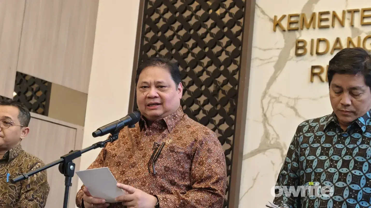 Menteri Koordinator Bidang Perekonomian Airlangga Hartarto konpres di kantornya. (sumber: Owrite/Anisa Aulia)