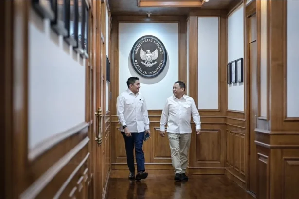 Seskab Teddy Indra Wijaya Saat Bersama Haji Isam. (Sumber: IG Sekretariat Kabinet)