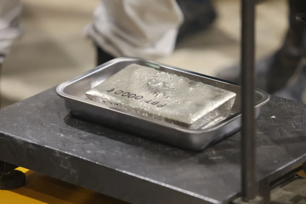 Emas dan perak dalam bentuk doré bullion Tambang Pani. (Sumber: Merdeka Copper Gold)