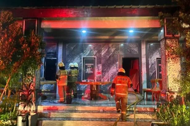 Kondisi posko ormas GRIB Jaya pasca terbakar.