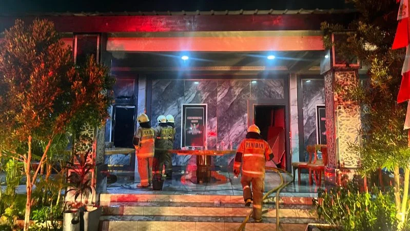Kondisi posko ormas GRIB Jaya pasca terbakar.