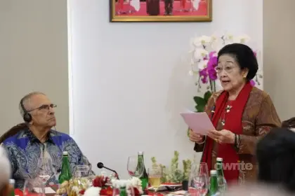 Presiden ke-5 Republik Indonesia Megawati Soekarnoputri memberikan pengantar jamuan makan siang di Megawati Institute, Menteng, Jakarta, Jumat, 28 Agustus 2026.
