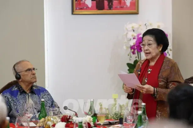 Presiden ke-5 Republik Indonesia Megawati Soekarnoputri memberikan pengantar jamuan makan siang di Megawati Institute, Menteng, Jakarta, Jumat, 28 Agustus 2026.