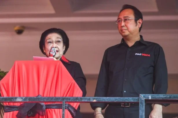 Presiden ke-5 RI sekaligus Ketua Umum DPP PDIP Megawati Soekarnoputri (kiri).
